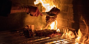 Grillieren am offenen Feuer im Monta Grill Restaurant. Hotel Grischa Davos.